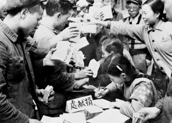 全國各地工商界踴躍捐獻款項，支援志愿軍。這是重慶市工商業(yè)者捐獻的情形。新華社發(fā)（資料照片）