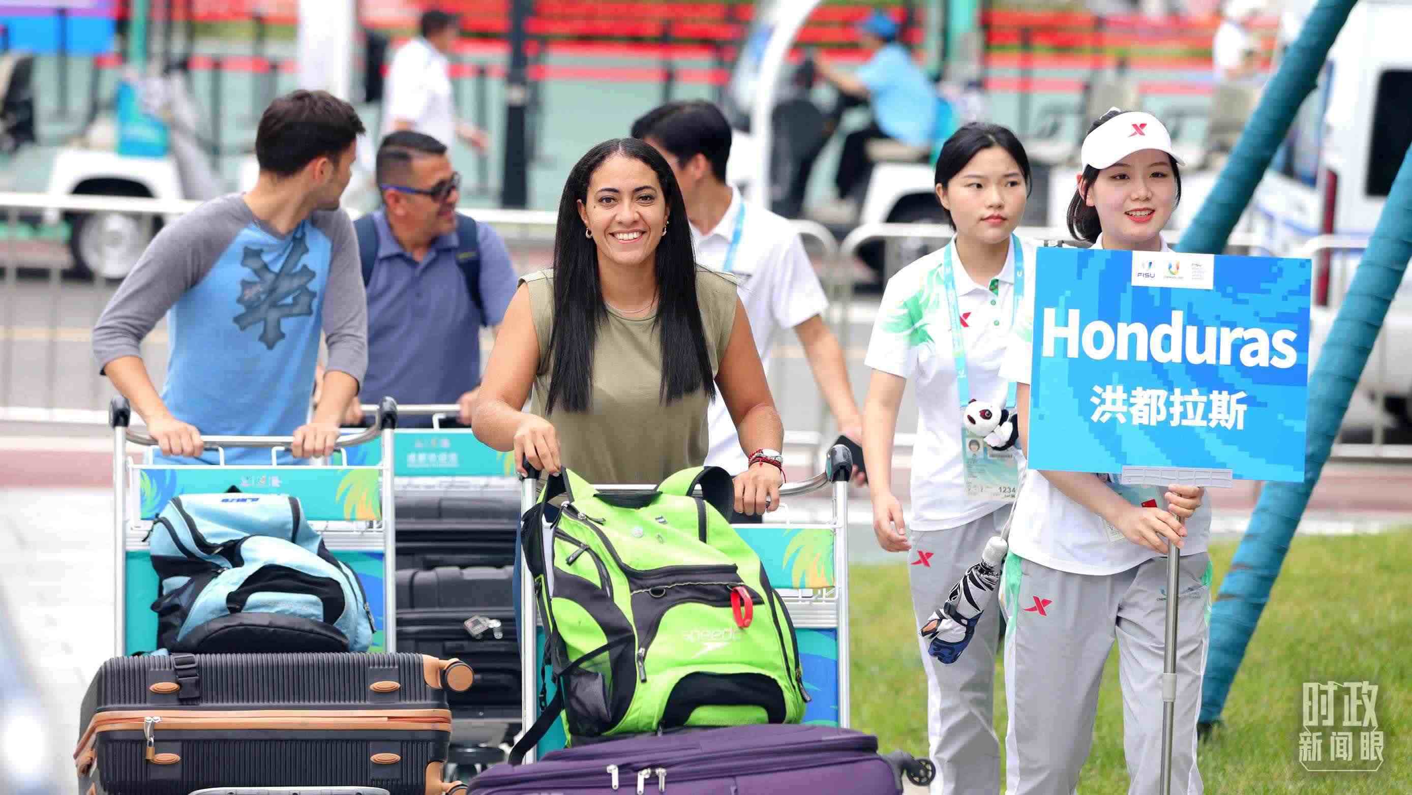 各國代表團(tuán)成員相繼抵達(dá)成都大運(yùn)村。（總臺央視記者魏幫軍拍攝）