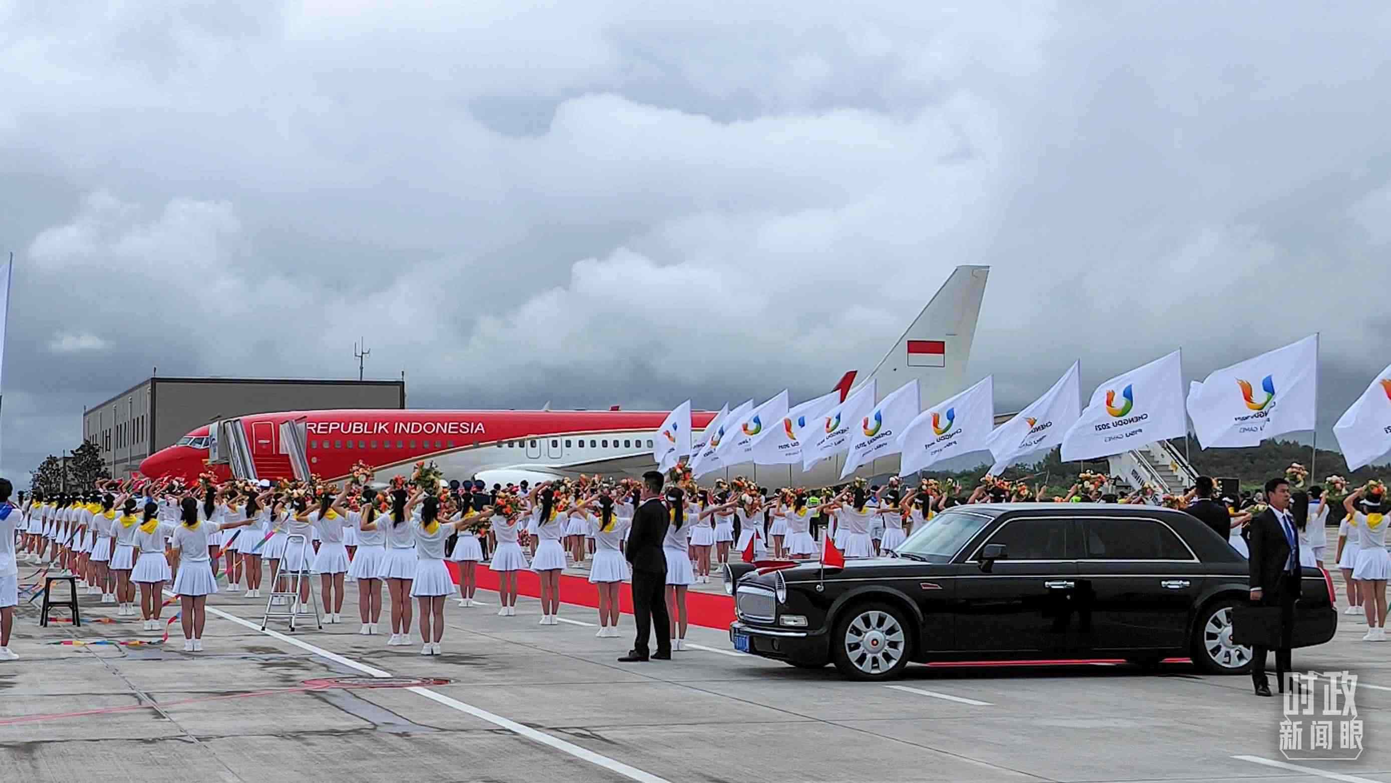 7月27日下午，印尼總統(tǒng)佐科抵達(dá)成都。（總臺央視記者王子杭拍攝）