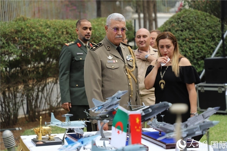 圖為與會嘉賓參觀招待會設置的武器裝備模型展臺。人民網記者 王傳寶攝