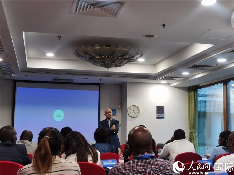 王鯤與研修班學(xué)員互動(dòng)交流。 人民網(wǎng) 孫鴻宇攝