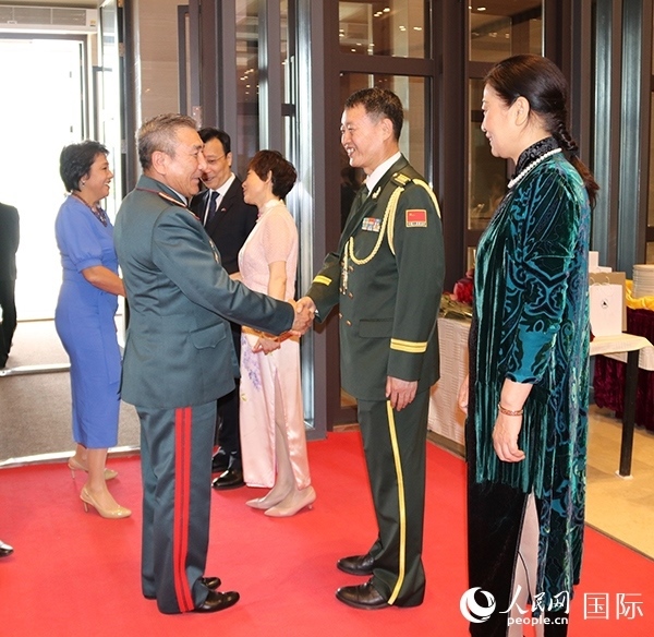 國防武官胡德君大校迎接賓客。人民網(wǎng)記者李強(qiáng)攝