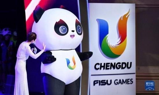 7月29日，成都大運會吉祥物“蓉寶”在聯(lián)歡會現(xiàn)場。新華社記者 張端 攝