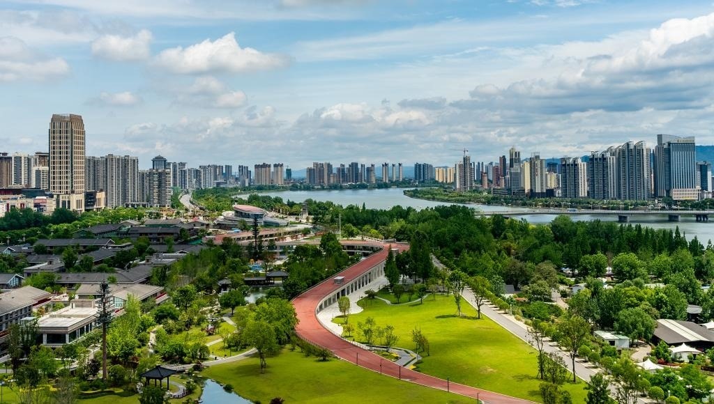 4月30日拍攝的天漢濕地公園景色。新華社發(fā)（李偉 攝）