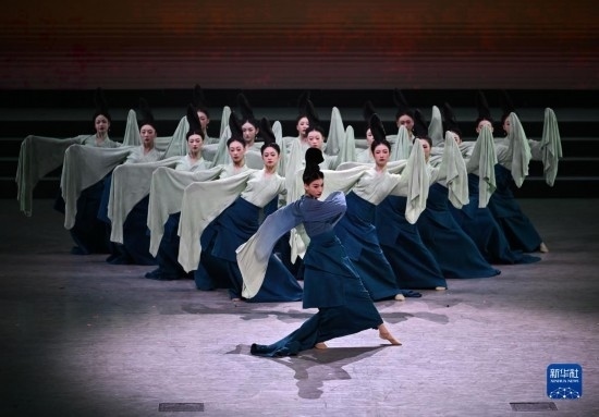 7月29日，演員在聯(lián)歡會現(xiàn)場表演《只此青綠》。新華社記者 蔡湘鑫 攝