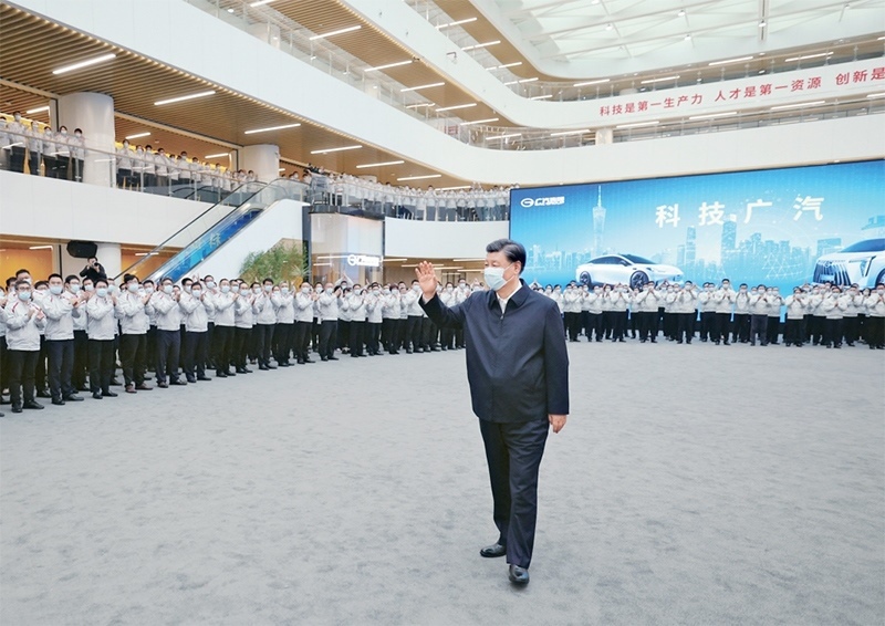2023年4月10日至13日，中共中央總書記、國家主席、中央軍委主席習近平在廣東考察。這是12日下午，習近平在廣汽研究院向職工們揮手致意。 新華社記者 鞠鵬/攝