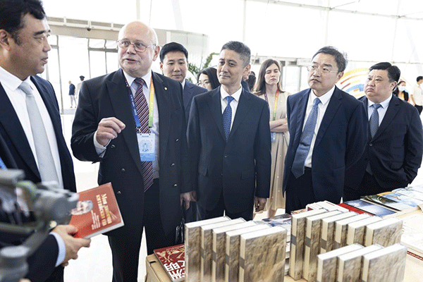 與會(huì)嘉賓參觀主題書(shū)展。人民畫(huà)報(bào)社供圖