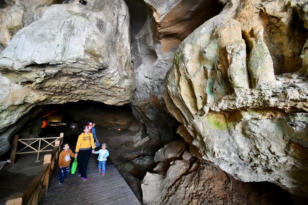 游人在位于福建省三明市三元區(qū)巖前鎮(zhèn)的萬壽巖遺址船帆洞游覽（2020年4月9日攝）。新華社記者 姜克紅 攝