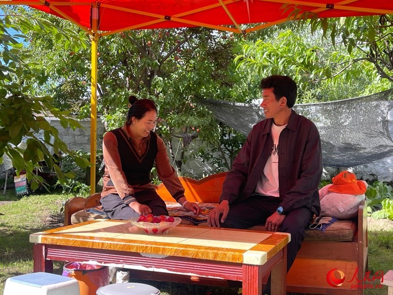 嘎拉村村民達瓦堅參和他的妻子。人民網(wǎng) 周靜圓攝