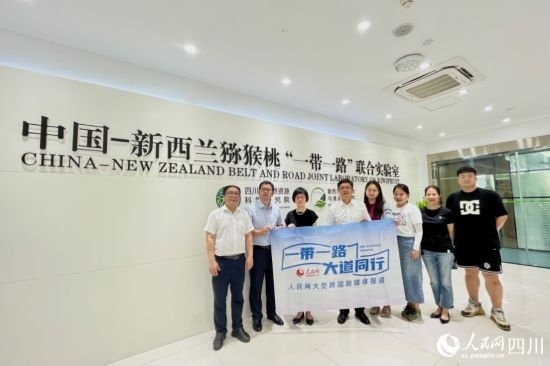 采訪團(tuán)走進(jìn)中國-新西蘭獼猴桃“一帶一路”聯(lián)合實(shí)驗(yàn)室。人民網(wǎng)記者 朱虹攝