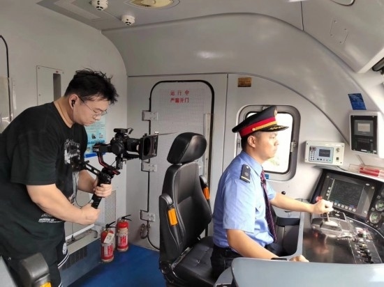 記者采訪中歐班列（成都）首發(fā)司機(jī)仲俊斕。成都機(jī)務(wù)段供圖