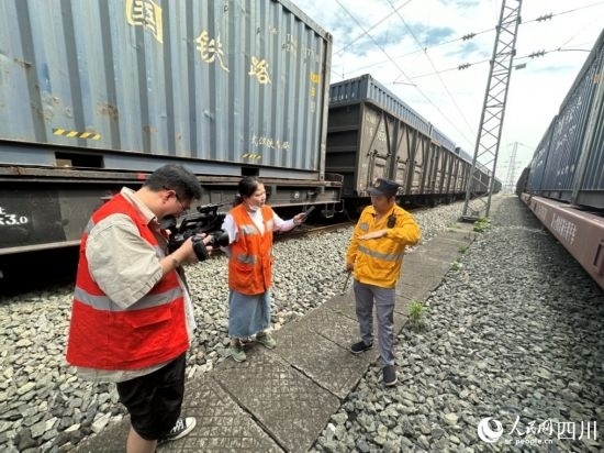 記者采訪中歐班列（成都）首發(fā)班列“專檢小組”組長劉偉。人民網(wǎng)記者 王波攝