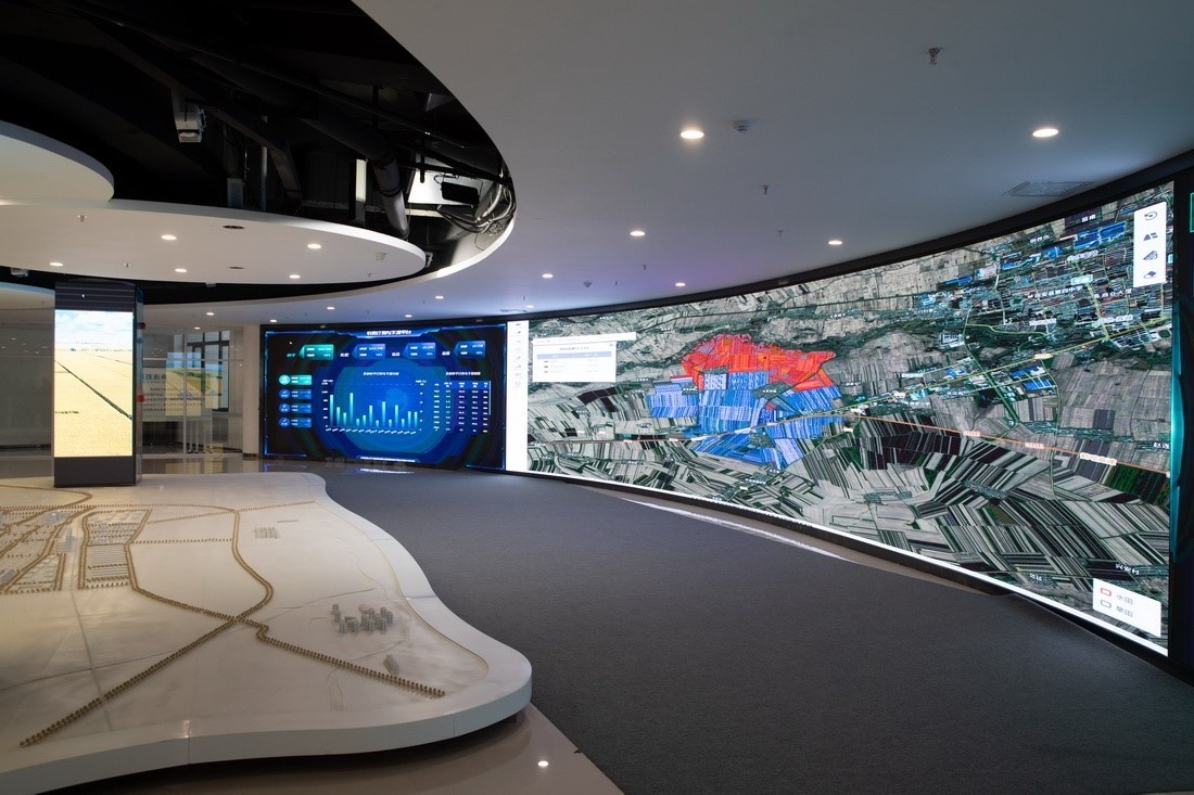 黑龍江省慶安縣數(shù)字農(nóng)業(yè)指揮中心平臺上展示的黑土地情況（4月26日攝）。新華社記者 張濤 攝