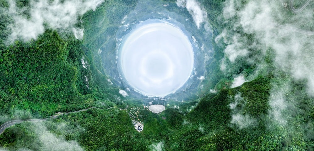 6月22日拍攝的“中國天眼”全景（維護保養(yǎng)期間拍攝，無人機全景拼接照片）。新華社記者 歐東衢 攝