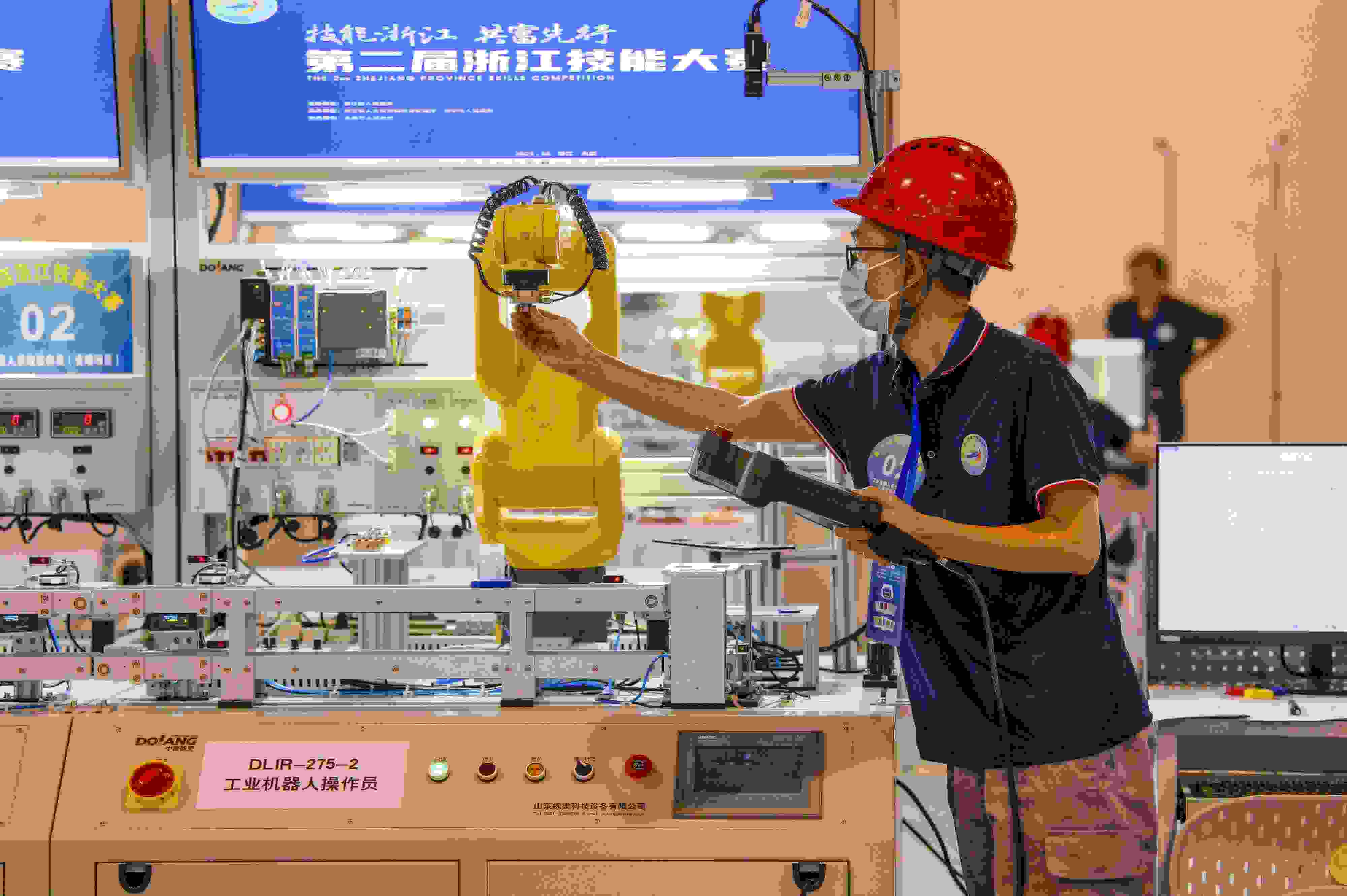 2023年6月19日，第二屆浙江技能大賽在永康市國際會展中心舉行。參賽選手在進行工業(yè)機器人系統(tǒng)操作員項目比賽。