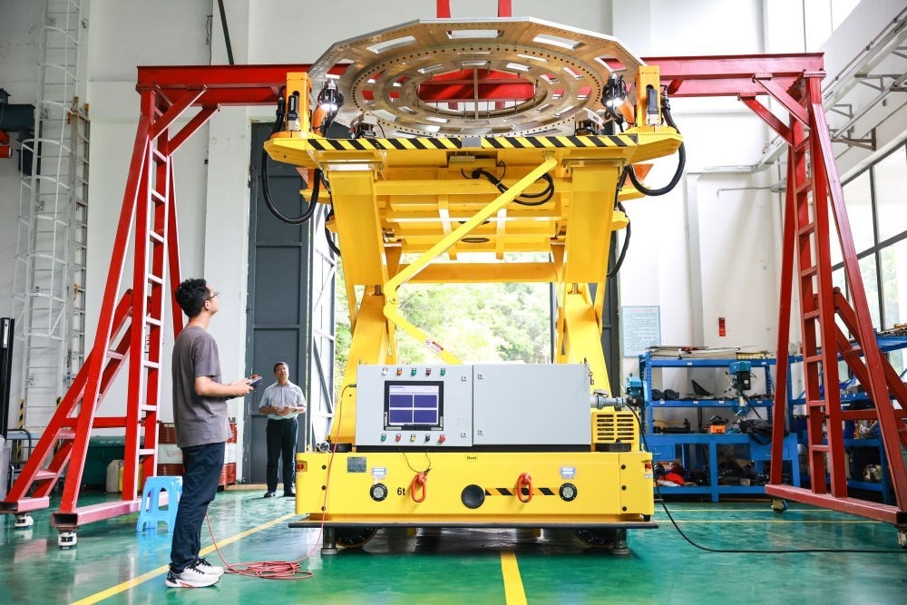 7月26日，工作人員在調(diào)試饋源接收機拆裝機器人。新華社記者 歐東衢 攝