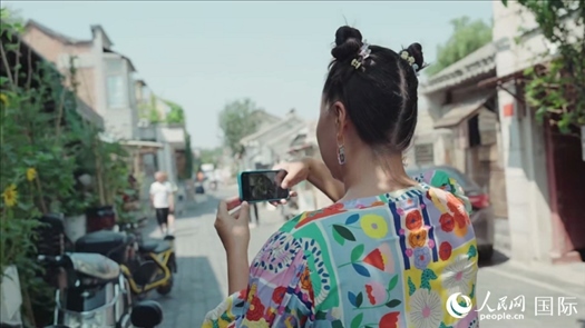 柳芭在胡同里采風(fēng)。人民網(wǎng) 張若涵攝