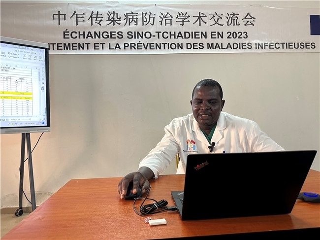 圖為中乍友誼醫(yī)院兒科護士長穆罕默德·阿米勒·阿里授課。中國援乍得醫(yī)療隊供圖