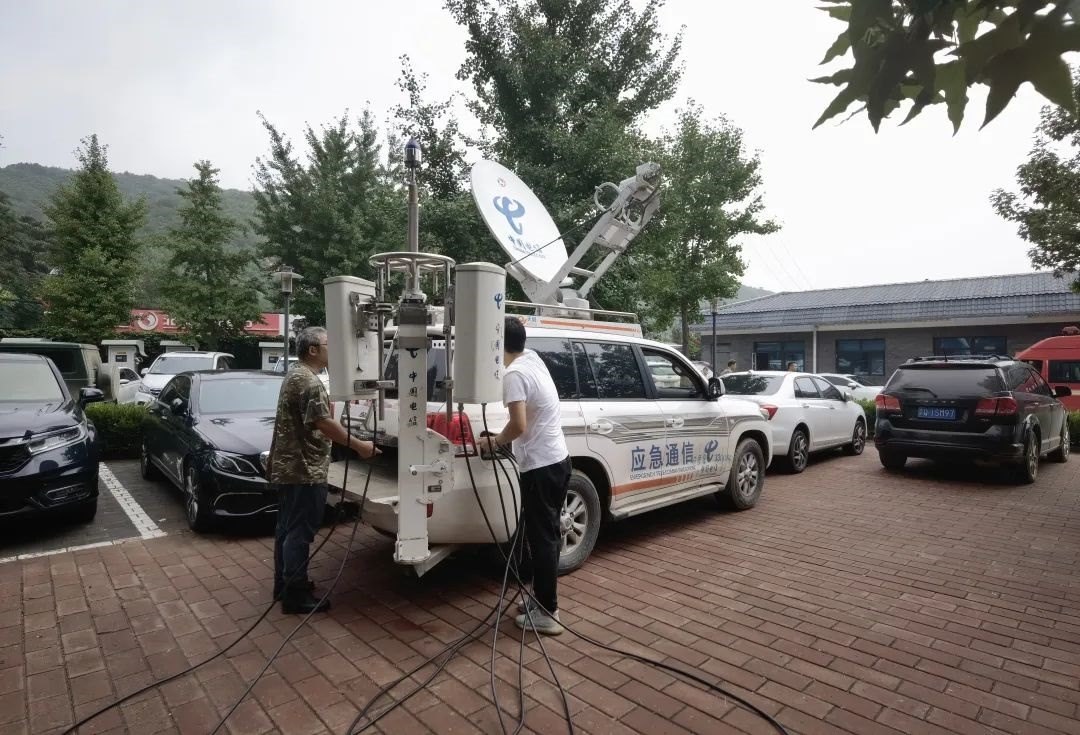 工作人員正在進(jìn)行通信搶修。 受訪者供圖