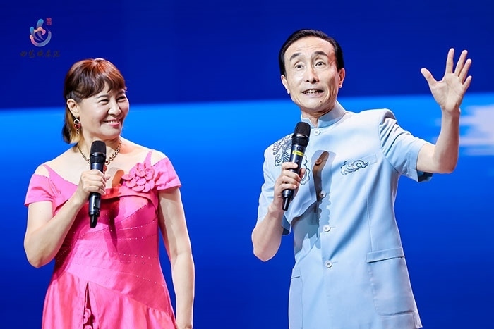 小品表演藝術(shù)家鞏漢林、金珠在演出現(xiàn)場(chǎng)。主辦方供圖