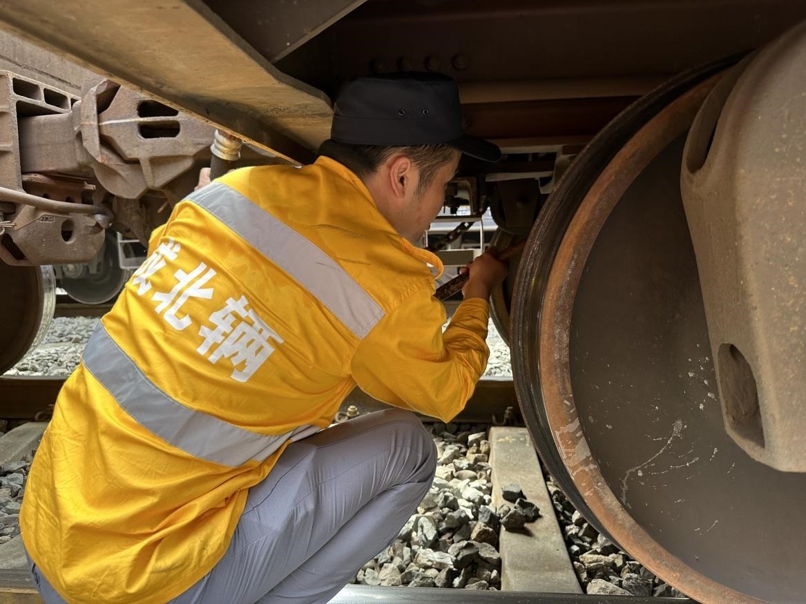 劉偉在進(jìn)行列車檢查工作。人民網(wǎng) 王紹紹攝