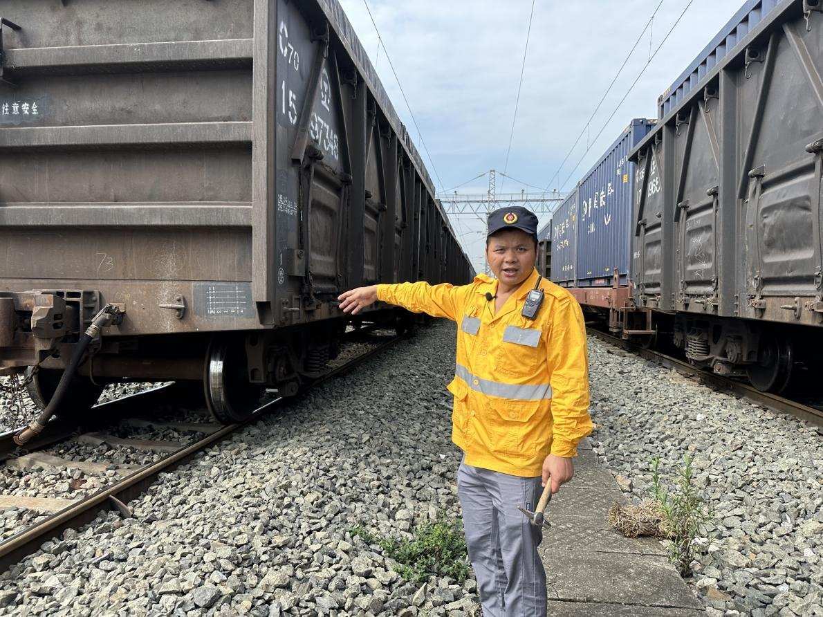 劉偉在向記者介紹檢車注意事項(xiàng)。人民網(wǎng) 王紹紹攝