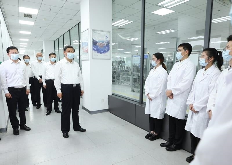 2023年7月6日，習(xí)近平總書記在江蘇南京市考察南瑞集團(tuán)有限公司，同年輕研發(fā)人員親切交流。