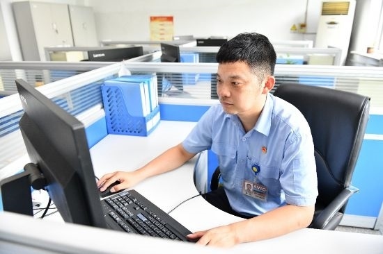 工作中的康凱。航空工業(yè)沈飛供圖