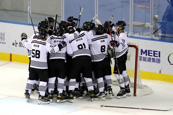 內(nèi)蒙古隊球員慶祝比賽勝利。人民網(wǎng)記者 胡雪蓉攝