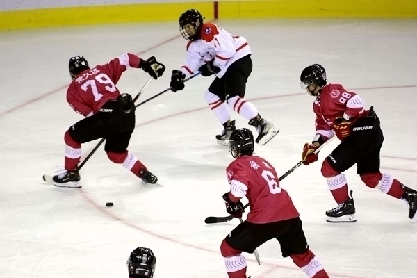 重慶隊球員常久遠(左)與陜西隊球員呂知宜拼搶。人民網(wǎng)記者 胡雪蓉攝