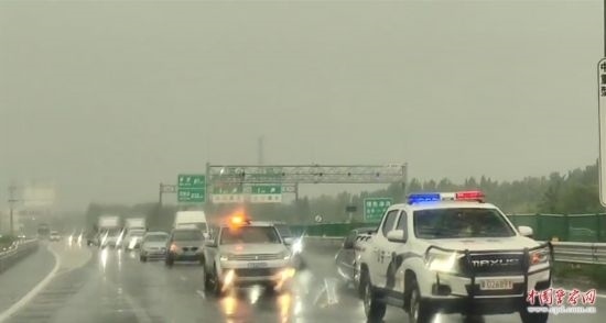 8月2日，京港澳高速，高速交警涿州大隊警車帶道引導(dǎo)救援物資車隊進入涿州災(zāi)區(qū)。