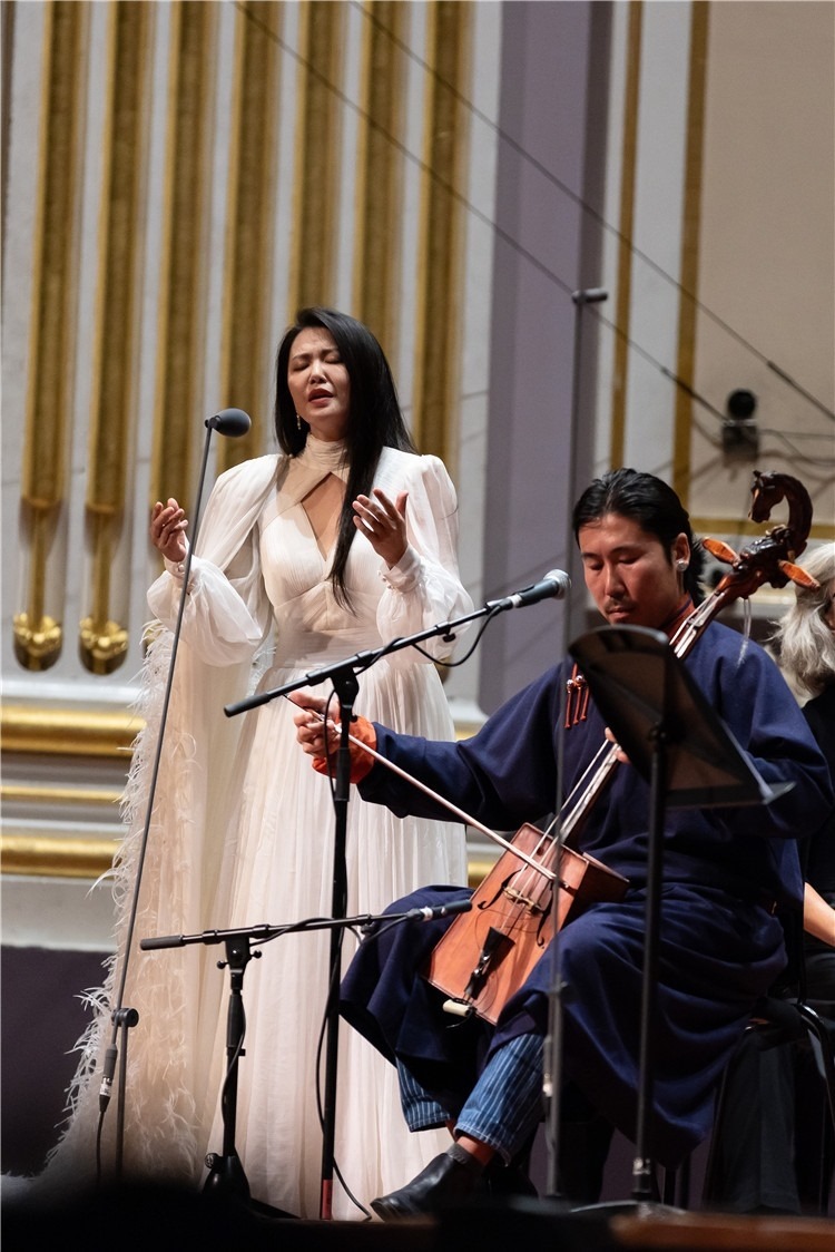 圖片說明： 8月5日，2023愛丁堡國際藝術節(jié)開幕式音樂會《慈悲頌》的演出現(xiàn)場。藝術節(jié)組委會供圖