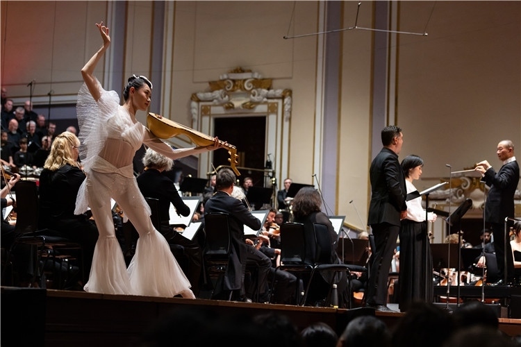 圖8月5日，2023愛丁堡國際藝術節(jié)開幕式音樂會《慈悲頌》的演出現(xiàn)場。藝術節(jié)組委會供圖