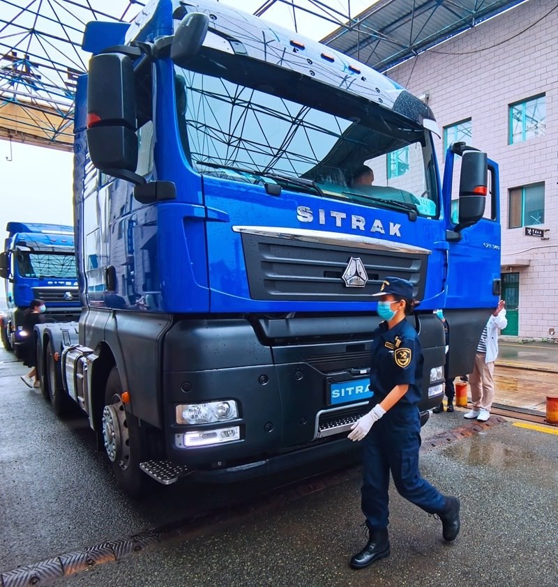 關(guān)員正在對出口車輛進行登臨檢查。人民網(wǎng)記者 栗翹楚攝