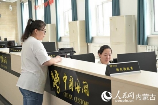 代理報(bào)關(guān)企業(yè)正在滿洲里車站海關(guān)綜合服務(wù)大廳辦理業(yè)務(wù)。人民網(wǎng) 寇雅楠攝