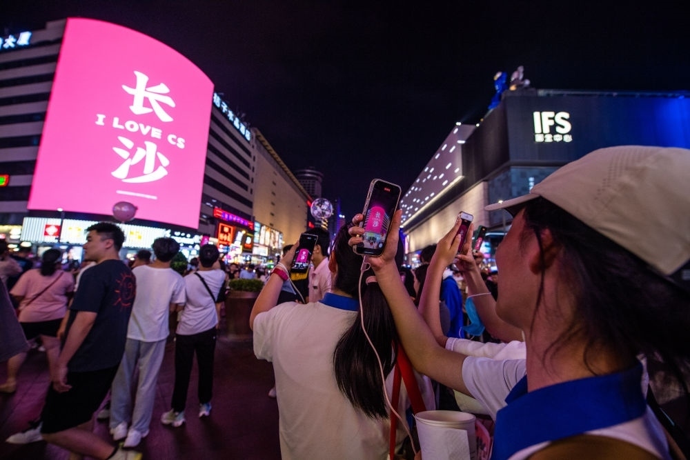  游客在長沙市天心區(qū)黃興路步行街打卡、拍照（6月7日攝）。新華社記者 陳思汗 攝