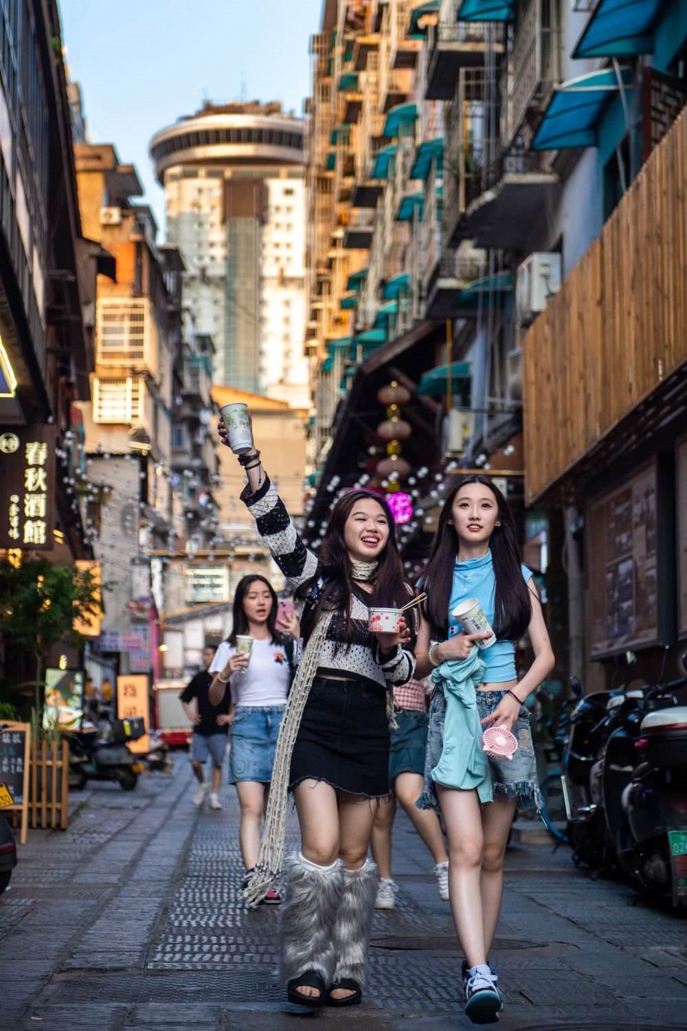 游客在長沙市天心區(qū)太平老街游玩（6月7日攝）。新華社記者 陳思汗 攝