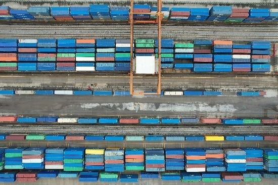 在廣州東部公鐵聯(lián)運樞紐（增城西站），工作人員在進行集裝箱轉(zhuǎn)運工作。廣州交通投資集團有限公司供圖