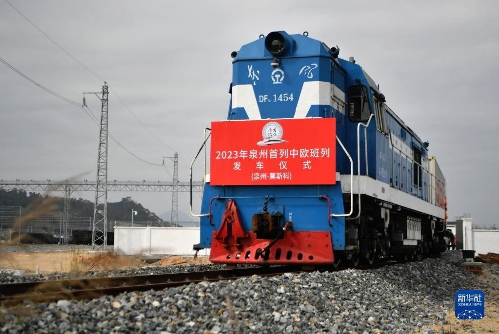 2月3日，中歐班列駛出興泉鐵路黃塘站。當日，滿載著55個集裝箱的中歐班列，從位于福建泉州惠安縣的興泉鐵路黃塘站駛出。這是泉州今年開出的首趟中歐班列，也是興泉鐵路開通后的首趟泉州中歐班列。據(jù)了解，此次班列裝載產(chǎn)品主要來自泉州進出口企業(yè)，貨重601.4噸，貨值約262.5萬美元。新華社記者 魏培全 攝