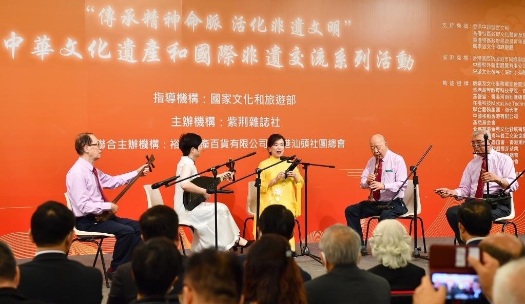 2022年11月23日，演員在“傳承精神命脈 活化非遺文明”中華文化遺產(chǎn)和國際非遺交流系列活動開幕式上表演非遺項目南音《滿空飛》。新華社記者 陳鐸 攝