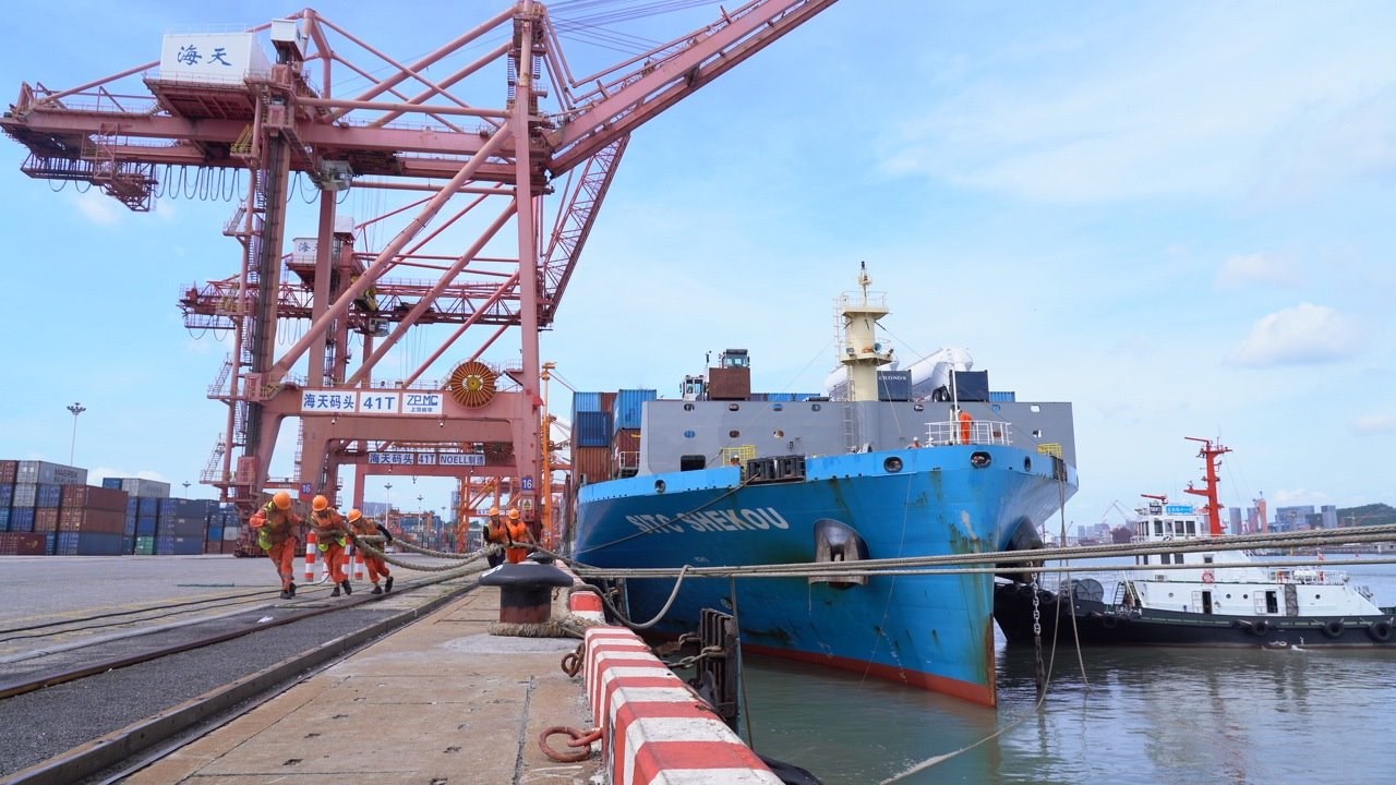 7月22日上午，“絲路海運(yùn)”電商快線“海豐蛇口”輪停靠廈門海天碼頭12號(hào)泊位裝卸集裝箱貨物。人民網(wǎng)記者 蘭志飛攝
