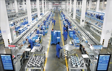 在位于浙江省臺(tái)州市的杰克科技股份有限公司，工作人員在裝配車間裝配縫紉機(jī)（2023年3月23日攝）。翁忻旸攝/本刊