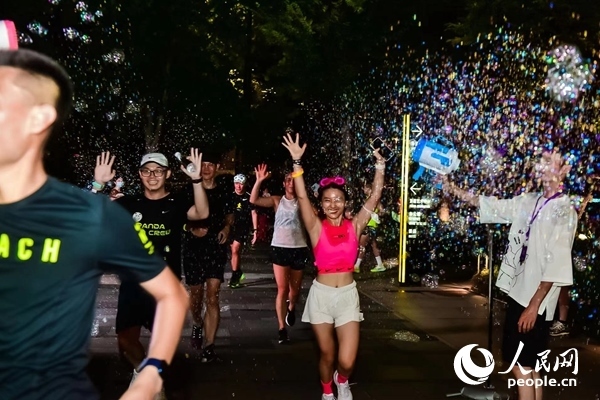 運(yùn)動(dòng)愛(ài)好者參加上海外灘楓徑NIKE熒光跑。圖片由BFC外灘金融中心提供