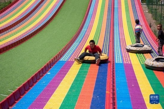 8月12日，小朋友在寧夏固原市涇源縣大灣鄉(xiāng)楊嶺村玩耍。新華社記者 李旭倫 攝