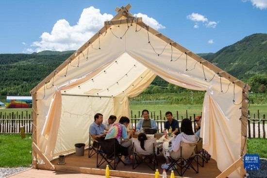 8月12日，游客在寧夏固原市涇源縣大灣鄉(xiāng)楊嶺村品嘗當(dāng)?shù)孛朗?。新華社記者 李旭倫 攝