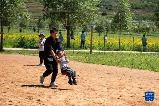 8月12日，游客在寧夏固原市涇源縣大灣鄉(xiāng)楊嶺村玩耍。新華社記者 李旭倫 攝