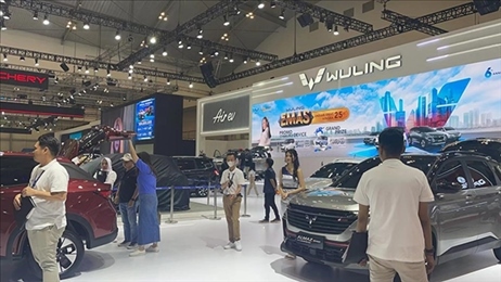 印尼消費者參觀上汽五菱的展臺。趙世祺 攝