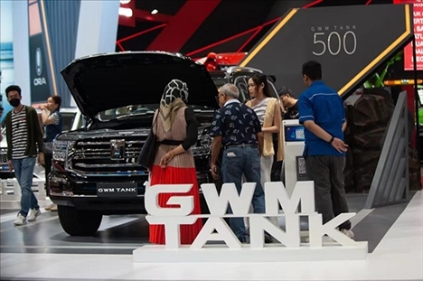 印尼消費者參觀長城汽車的展臺。趙猛 攝