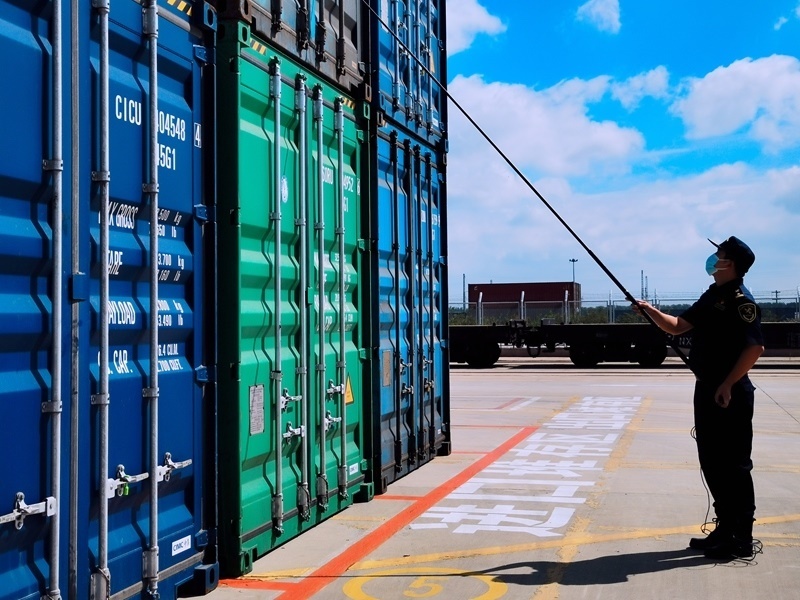 關(guān)員利用工業(yè)內(nèi)窺鏡檢查箱號(hào)、鎖號(hào)、封志情況。人民網(wǎng)記者 栗翹楚攝