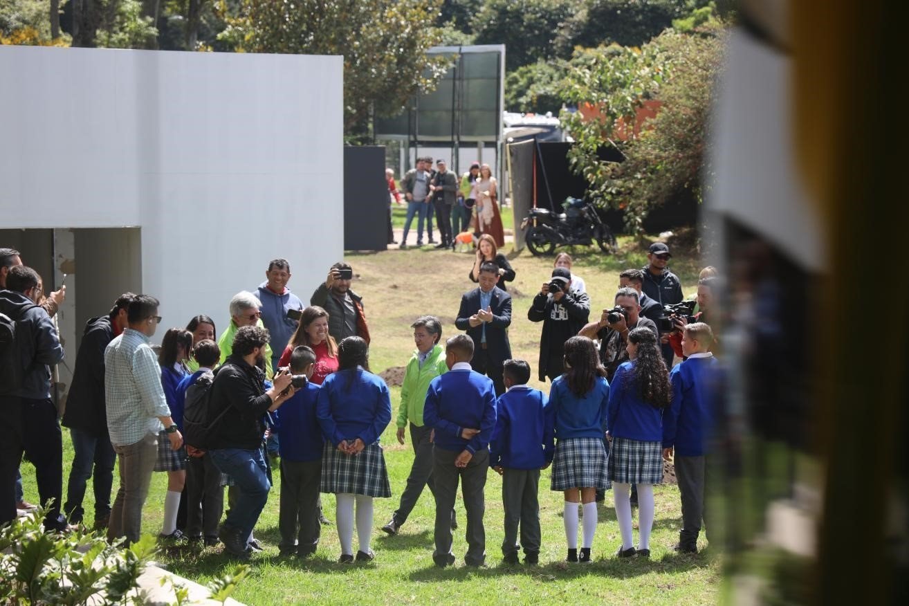 波哥大市長克勞迪婭·洛佩茲與參加活動的學(xué)生代表交流。中國港灣波哥大地鐵一號線項(xiàng)目供圖